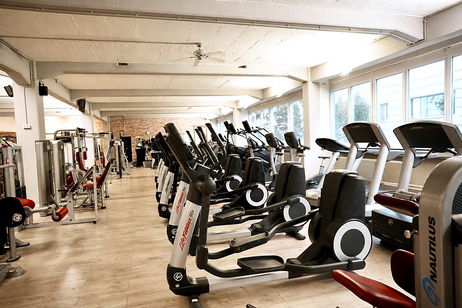 Cardiobereich mit Crosstrainern, Laufbändern und Ergometern