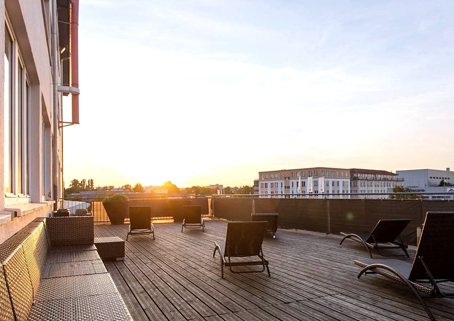 Sonnenterrasse mit Liegen bei Sonnenuntergang